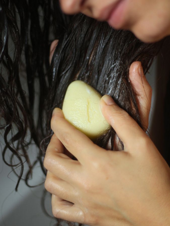 Application de l'après-shampoing solide HORIZON sur des longueurs mouillées