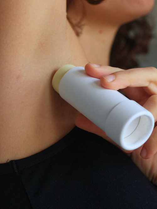 Application du déodorant solide en stick Sternartica sur l'aisselle