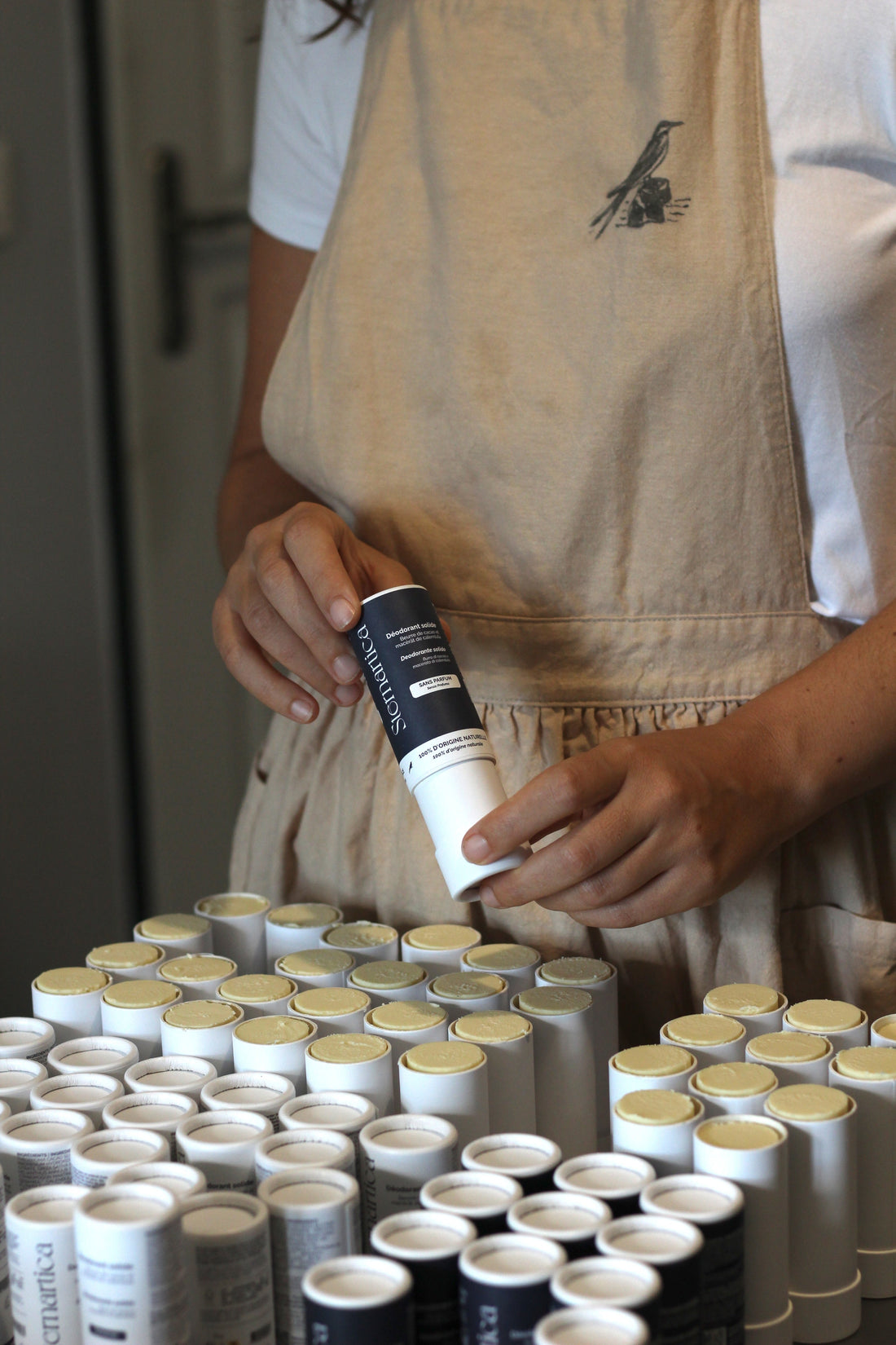 Federica fabriquant le déodorant solide Sternartica dans son atelier en Drôme Provençale