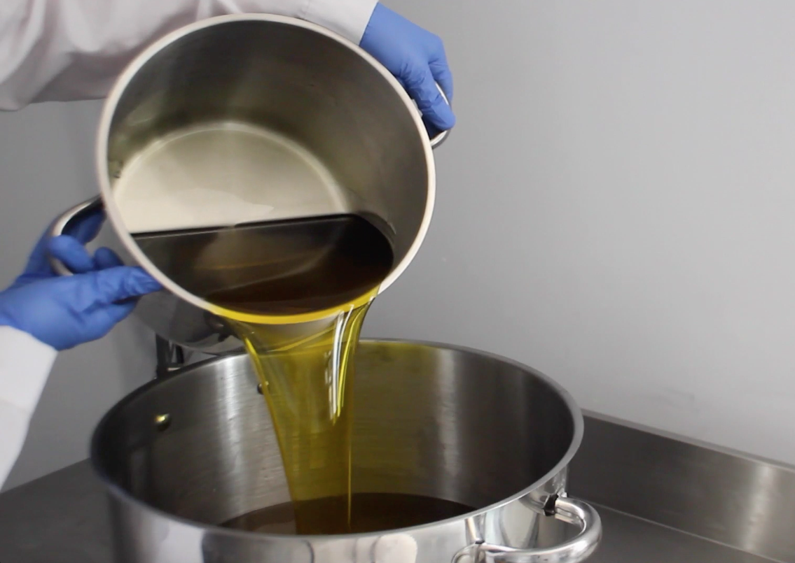 Coulage du savon saponifié à froid dans le laboratoire Sternartica