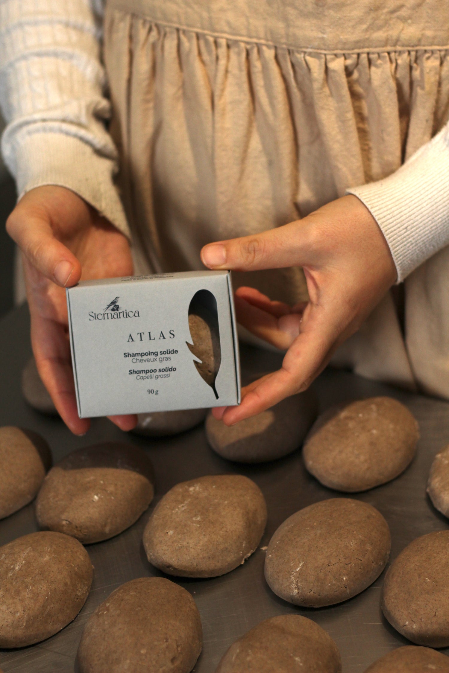 Federica fabriquant le shampoing solide ATLAS dans son laboratoire